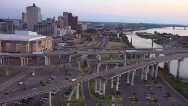 Autopistas Nocturnas Tempranas Tráfico Carreteras Puentes Frente Mar Memphis Tennessee — Vídeo de stock