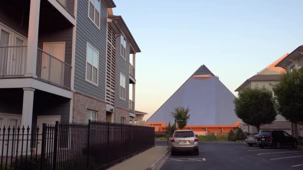 Opname Van Een Generiek Appartementencomplex Met Memphis Piramide Achtergrond — Stockvideo