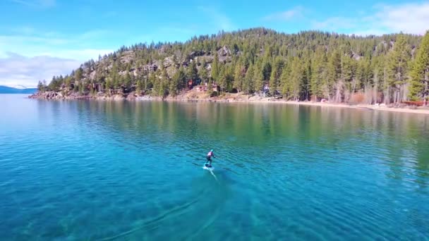 Manusia Mengendarai Papan Selancar Elektronik Efoil Hidrofoil Melintasi Danau Tahoe — Stok Video