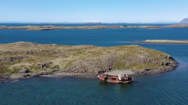 Antena Sobre Barco Pesca Abandonado Sentado Orilla Los Fiordos Del — Vídeo de stock