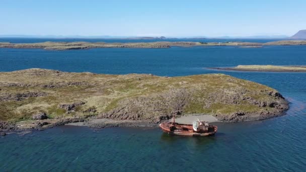 Antena Sobre Barco Pesca Abandonado Sentado Orilla Los Fiordos Del — Vídeos de Stock