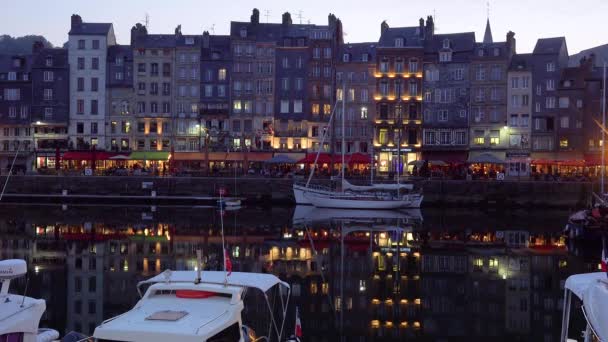 Noite Estabelecendo Honfleur França Com Edifícios Coloridos Velhos Veleiros Iates — Vídeo de Stock