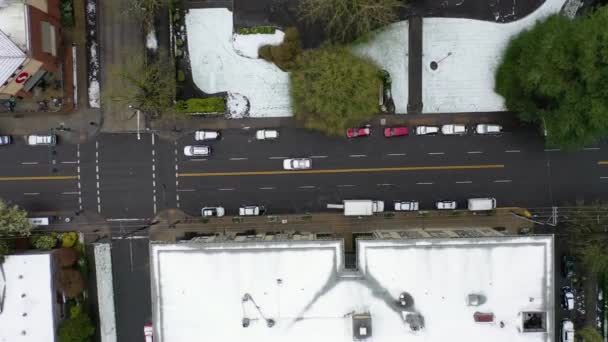 Top Antenn Över Snöiga Gator Och Bilar Förorter Snö Portland — Stockvideo