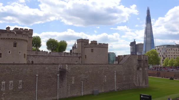 Arranha Céus Por Trás Torre Londres Contraste Arquitetura Londres Inglaterra — Vídeo de Stock