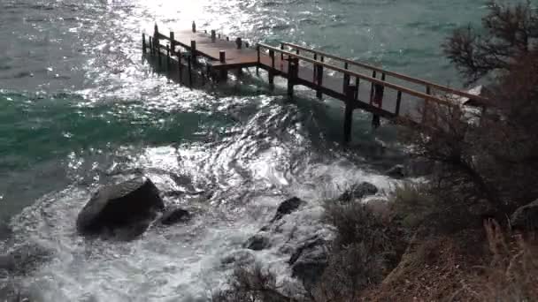 Ondas Enormes Colidem Com Cais Costa Nas Margens Lago Tahoe — Vídeo de Stock