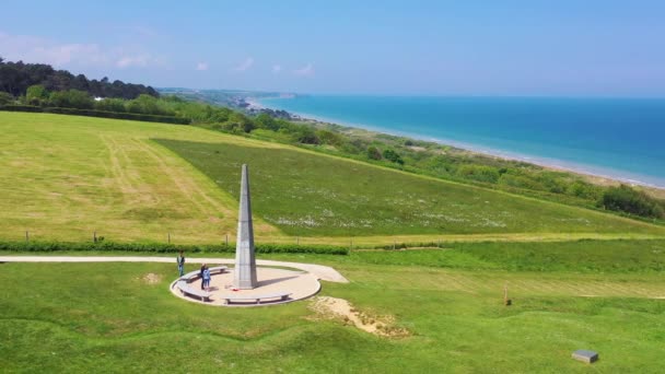 フランス ノルマンディーのオマハ ビーチにある第1歩兵師団記念碑の上空 — ストック動画