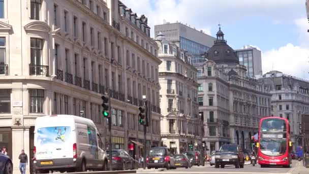イギリス ロンドンのソーホー地区でリージェント ストリートを撮影 — ストック動画