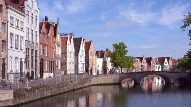 Όμορφη Δημιουργία Ενός Καναλιού Bruges Βέλγιο Διαμερίσματα Και Γέφυρες — Αρχείο Βίντεο