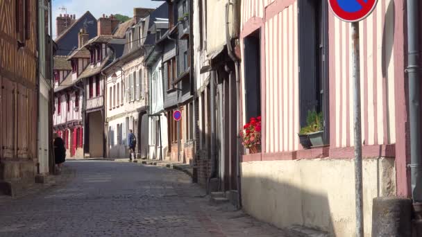 Stara Brukowa Ulica Tradycyjne Kamienne Budynki Pięknej Miejscowości Honfleur Francja — Wideo stockowe