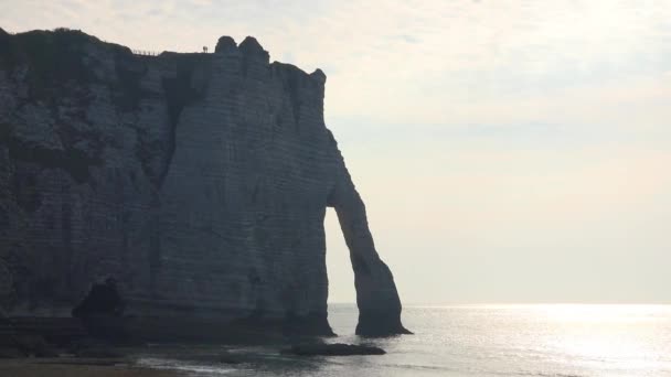 Casal Fica Nas Falésias Pedra Calcária Branca Arcos Etretat França — Vídeo de Stock