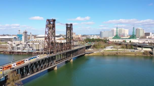 Aerial Steel Bridge Portland Oregon Dengan Angkutan Cepat Atas Sungai — Stok Video