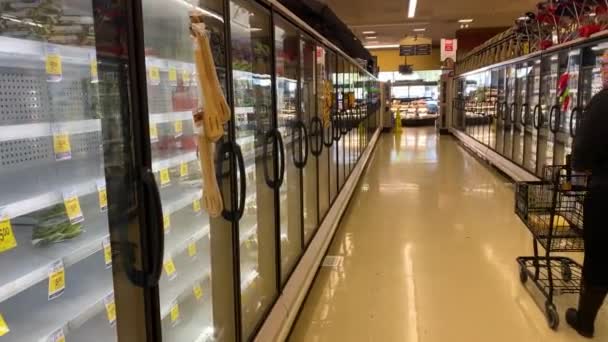 2020 Las Estanterías Supermercados Tiendas Están Prácticamente Vacías Durante Brote — Vídeo de stock