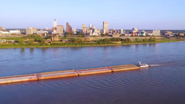 Buena Antena Sobre Una Barcaza Río Mississippi Con Distrito Negocios — Vídeos de Stock