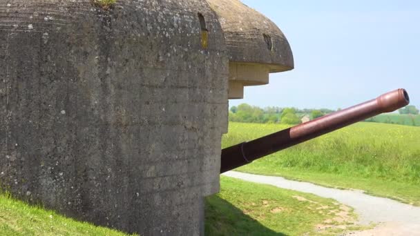 Eine Flak Artillerie Bunkerruine Der Küste Der Normandie Erinnert Besucher — Stockvideo