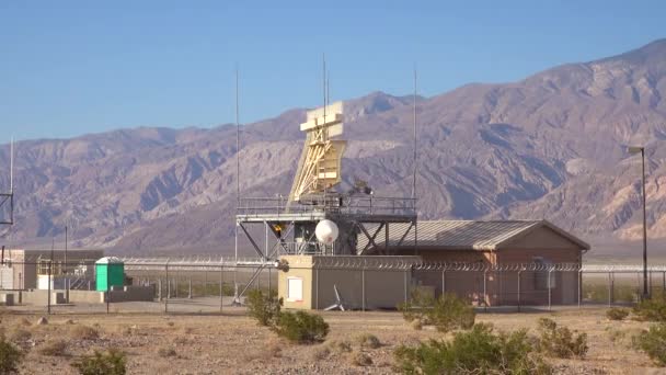 2020 Una Estación Radar Del Desierto Funcionamiento Cerca Death Valley — Vídeo de stock