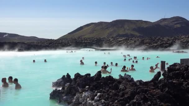 冰岛Grindavik著名的蓝色泻湖地热温泉浴池的建立 — 图库视频影像