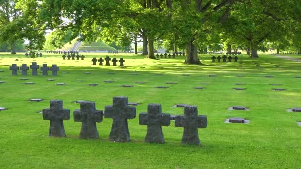 Túmulos Cruzes Cambe Nazi German World War Two Cemetery Memorial — Vídeo de Stock