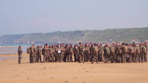 フランス軍は第二次世界大戦の日仏同盟軍の侵攻地であるフランスのノルマンディーのオマハ ビーチで訓練を受けている — ストック動画