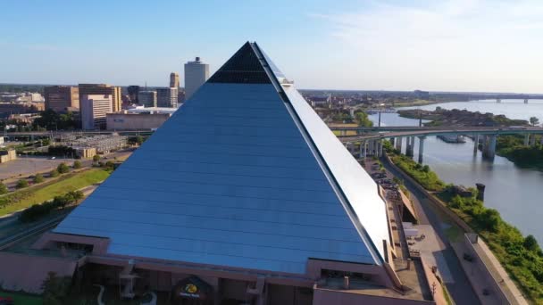 田纳西州孟菲斯市的孟菲斯金字塔和商业区的航拍很好 — 图库视频影像