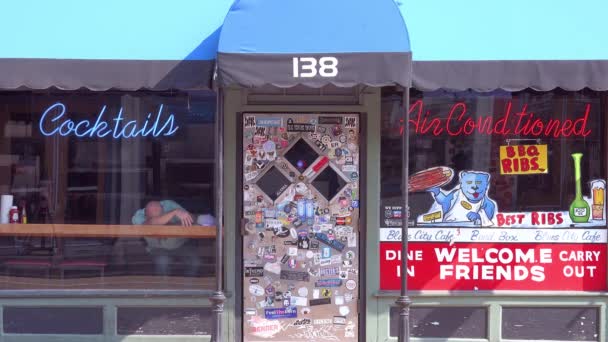 Hombre Está Desmayado Borracho Ventana Bar Cócteles Beale Street Memphis — Vídeos de Stock