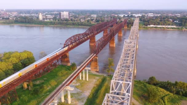 Luchtfoto Van Drie Stalen Bruggen Mississippi Rivier Met Memphis Tennessee — Stockvideo