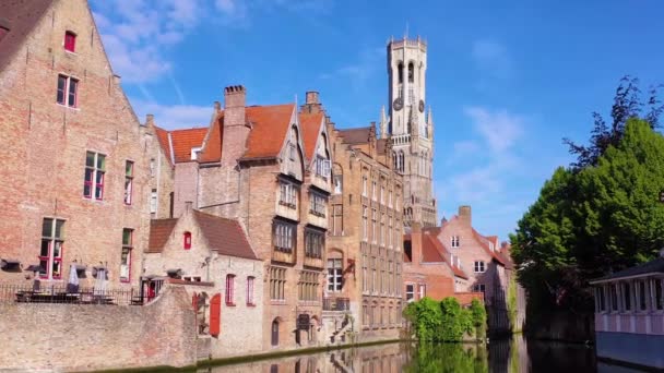 運河の空中には ベルギーのブルジュのスカイラインを明らかにBelfort Van Bruggeが含まれます — ストック動画