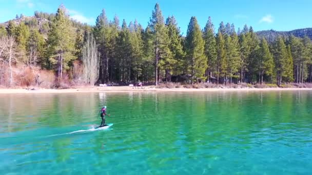 Hombre Monta Una Tabla Surf Electrónica Hidroplanos Través Del Lago — Vídeos de Stock