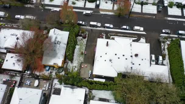 Vrchol Nad Zasněženou Zimní Čtvrtí Domy Předměstí Sněhu Portlandu Oregon — Stock video