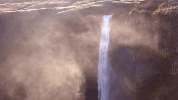スプレーと霧の中でアイスランドでゴージャスかつ壮大なハイフォスの滝 — ストック動画