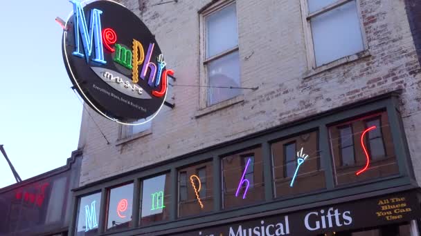 田纳西州孟菲斯比尔街上的霓虹灯标志着具有里程碑意义的孟菲斯音乐 — 图库视频影像