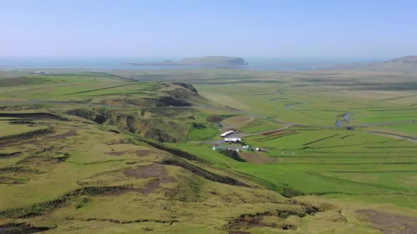 Красивая Воздушная Над Типичным Исландским Ландшафтом Недалеко Вика Включает Себя — стоковое видео