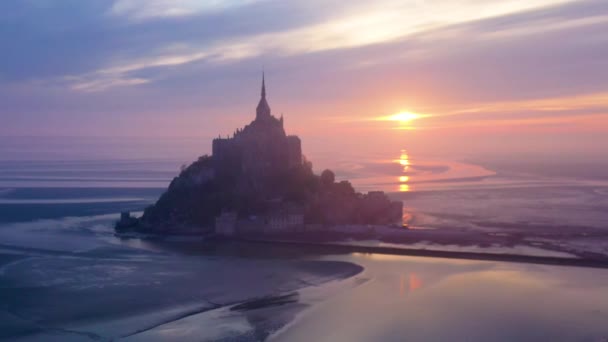 Moody Aerian Mont Saint Michel Franța Siluetă Răsărit Ceață — Videoclip de stoc