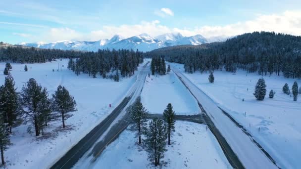 2020 Aérea Coches Que Conducen Lentamente Carretera Montaña Cubierta Nieve — Vídeos de Stock