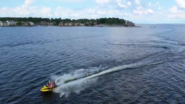 Воздушные Лыжники Развлекаются Водными Мотоциклами Водохранилище Росса Барнетта Возле Олд — стоковое видео