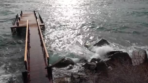 大きな冬の嵐の間に 巨大な波が桟橋とタホ湖の岸に衝突しました — ストック動画