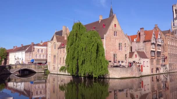 Pan Attraverso Bellissimo Canale Campanile Belfort Van Brugge Bruges Belgio — Video Stock