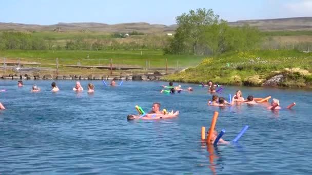 Touristen Und Isländer Genießen Ein Bad Einer Geothermalquelle Mit Heißem — Stockvideo