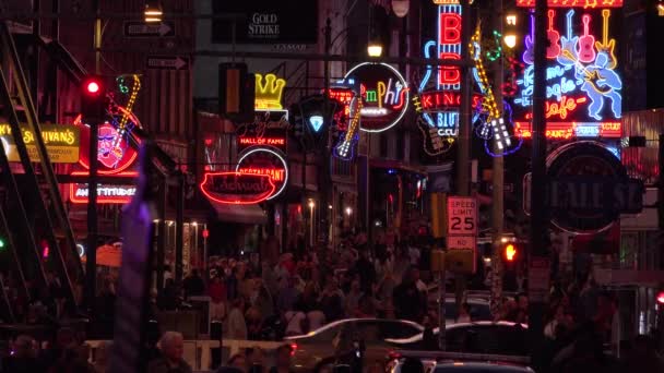 Zřízení Noci Davů Beale Street Memphisu Tennessee Neonovými Cedulemi Bary — Stock video