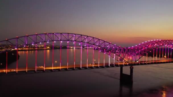 孟菲斯 赫尔南多 德索托桥的夜间航机 灯光五彩斑斓 市中心和密西西比河上的城市景观 — 图库视频影像