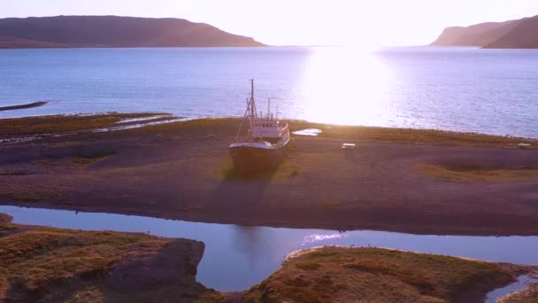 Antena Sobre Barco Pesca Abandonado Sentado Orilla Los Fiordos Del — Vídeos de Stock