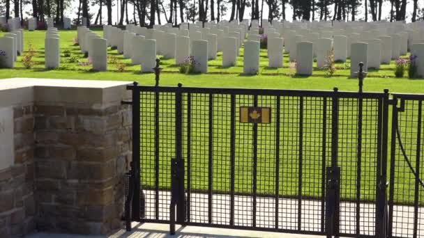 Tumbas Cruces Calais Monumento Cementerio Canadiense Segunda Guerra Mundial Cerca — Vídeos de Stock