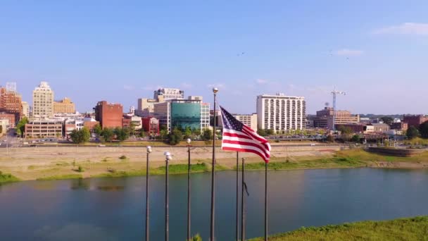 Vzduch Kolem Vlajkové Stožár Americká Vlajka Řekou Mississippi Říční Čluny — Stock video