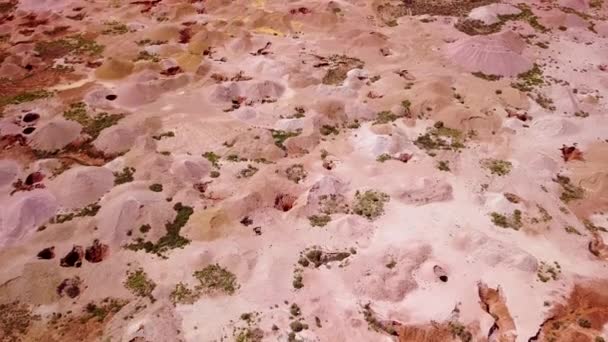 クーバー ペディ オーストラリアの砂漠で オパール鉱山や鉱山の尾鉱の空中ドローン撮影 — ストック動画