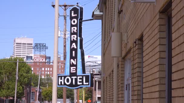 サインはメンフィス中心街のスカイラインを背景にマーティン ルーサー キング暗殺のロレーヌホテルサイトを示しています — ストック動画