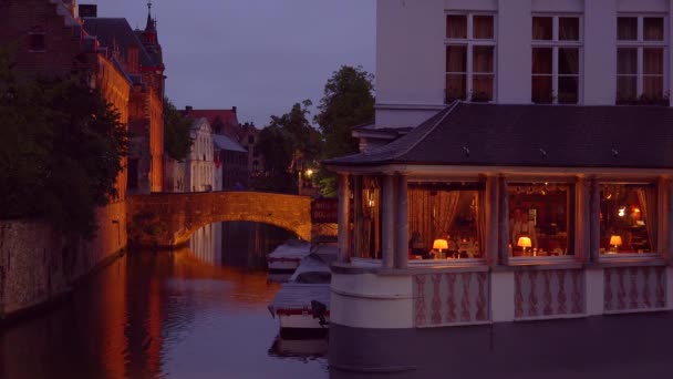 Elegante Restaurante Chique Longo Belo Canal Europa Bruges Bélgica Noite — Vídeo de Stock