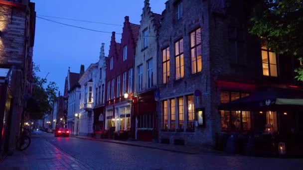 Οδός Καταστημάτων Εστιατορίων Και Καναλιών Νύχτα Στη Bruges Βέλγιο — Αρχείο Βίντεο
