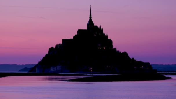 Mont Saint Michel Mosteiro França Entardecer Noite Luz Púrpura Dourada — Vídeo de Stock