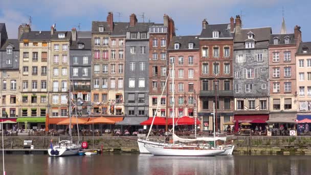 Piękne Ustanowienie Honfleur Francja Starymi Kolorowymi Budynkami Jachty Żaglówki Porcie — Wideo stockowe