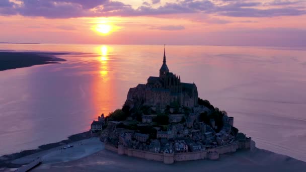 프랑스 노르망 몽생미셸 하늘을 석양을 배경으로 윤곽을 드러냈다 — 비디오