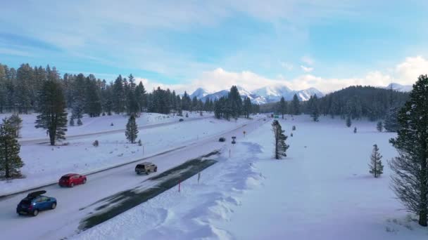 2020 Antena Samochodów Jeżdżących Lodowatej Pokrytej Śniegiem Górskiej Drodze Wschodnich — Wideo stockowe